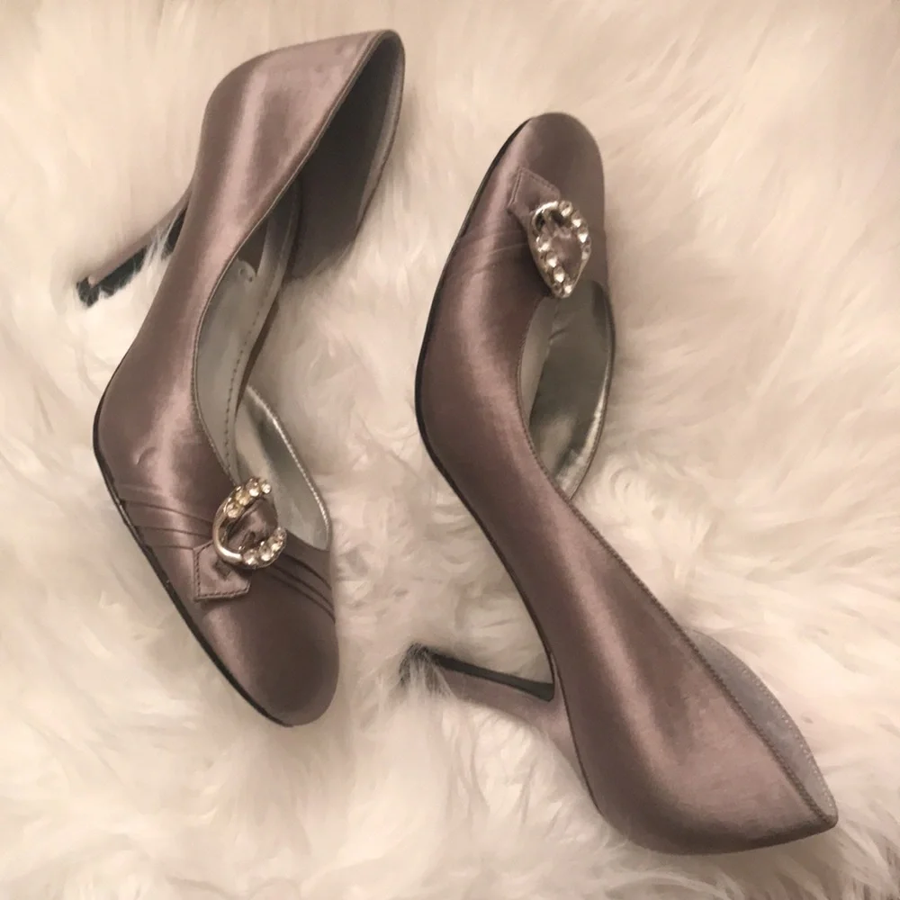 Beautiful satin dressy pump - Picture 2 of 6